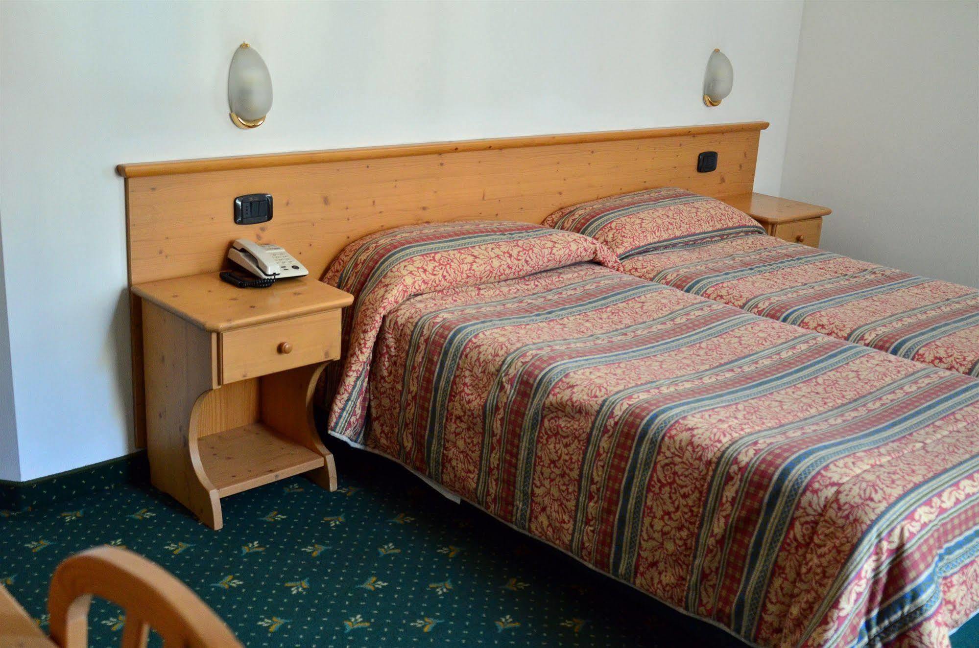 Alp Hotel Dolomiti 迪马罗 外观 照片
